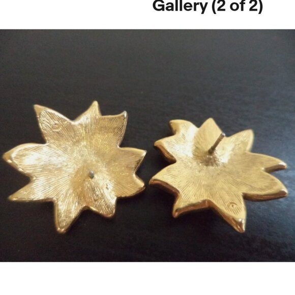VINTAGE ESTATE ENAMELED FLOWER 1" POST EARRINGS  1975 - Picture 2 of 3